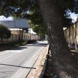 Ritorniamo cos� su via Alberotanza dove troviamo una di fronte all'altra due caserme �fantasma�, collegate da un ponte pedonale grigio sopraelevato che domina la strada